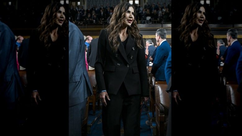 Kristi Noem porte un tailleur-pantalon noir lors de l'état de l'Union 2026