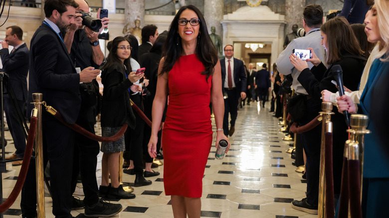 Lauren Boebert portant une robe fourreau rouge moulante lors de l'état de l'Union 2026
