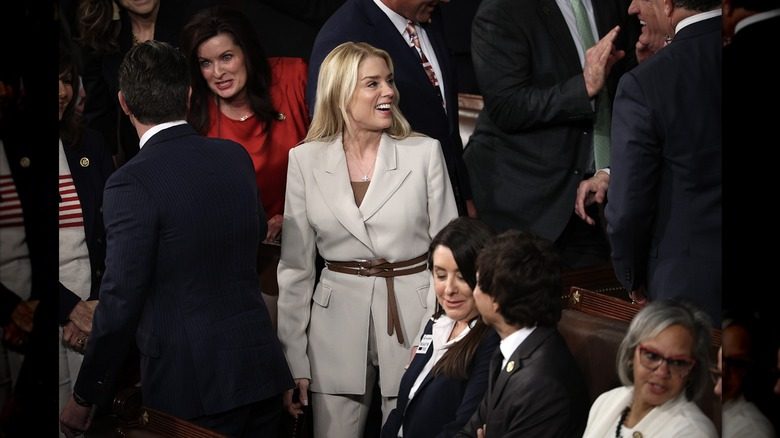 Pam Bondi portant un tailleur-pantalon qui la faisait ressembler à une combattante de judo lors de l'état de l'Union 2026