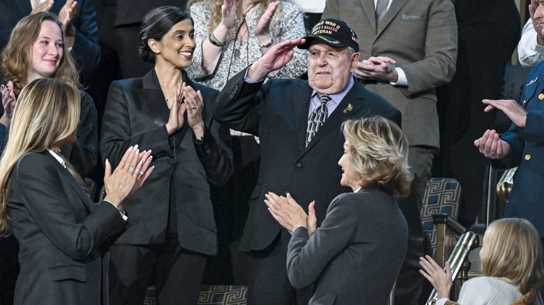 Usha Vance en tenue noire applaudissant à l'état de l'Union 2026