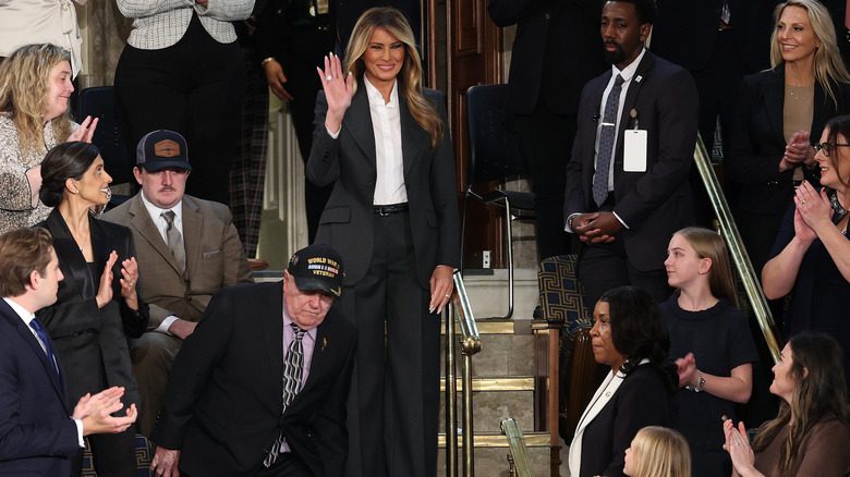 Melania Trump porte un tailleur-pantalon uni lors de la cérémonie sur l'état de l'Union de 2026.