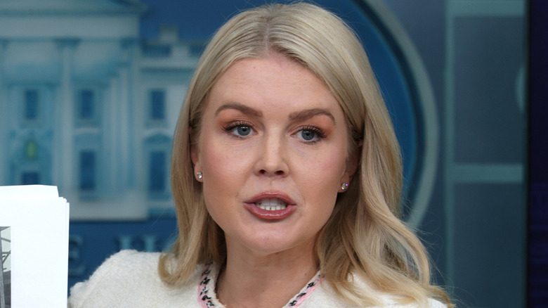 Karoline Leavitt dans une veste blanche