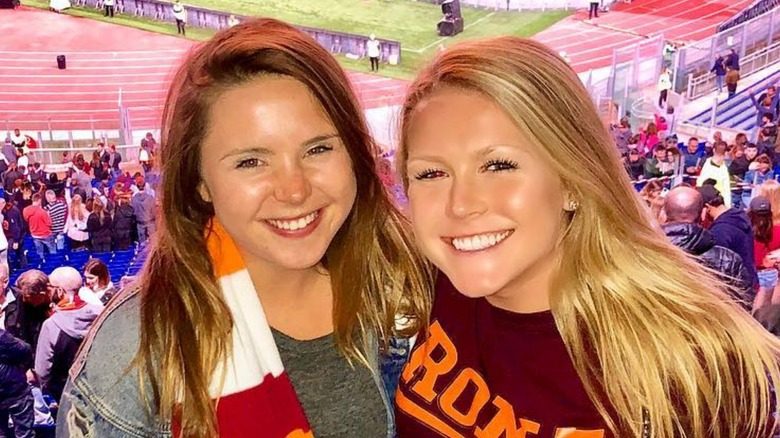 Karoline Leavitt avec les sourcils décolorés lors d'un match de football