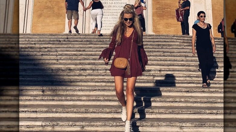 Erika Kirk descendant les marches de la place d'Espagne à Rome