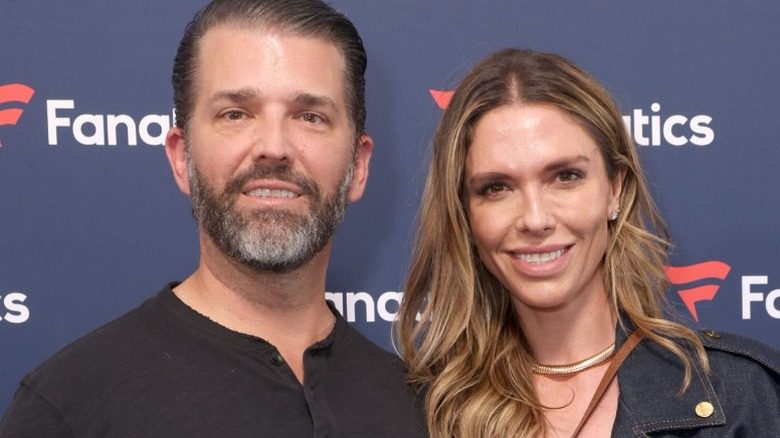 Donald Trump Jr. et Bettina Anderson posent lors d'un événement le week-end du Super Bowl