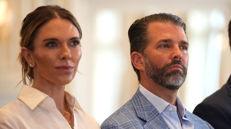 Bettina Anderson est assise à côté de Donald Trump Jr. lors d'un voyage en Écosse