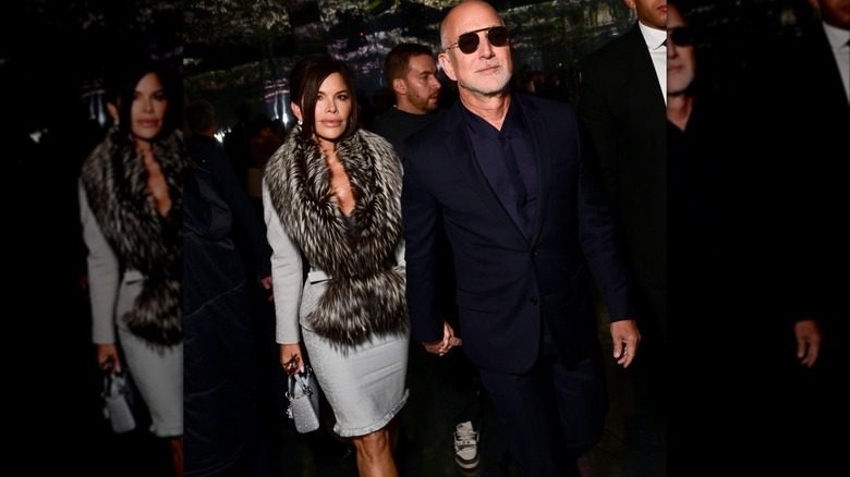 Lauren Sánchez et Jeff Bezos marchant