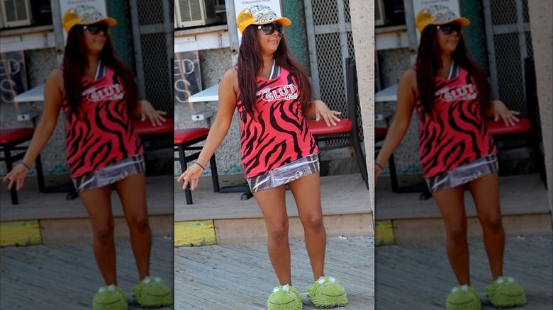 Nicole 'Snooki' Polizzi se promène dans Seaside Heights avec un débardeur et des pantoufles en forme d'animaux