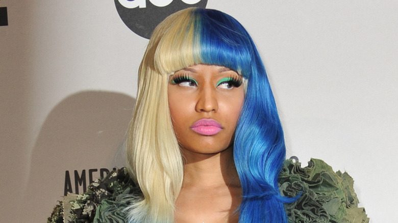 Nicki Minaj dans une perruque bleue
