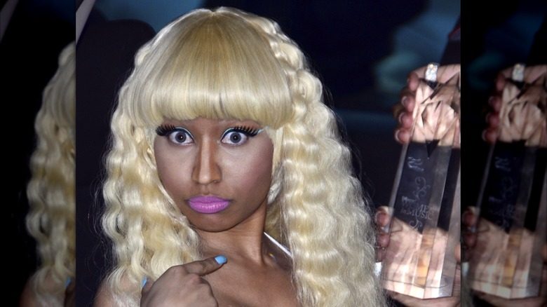 Nicki Minaj dans une perruque blonde