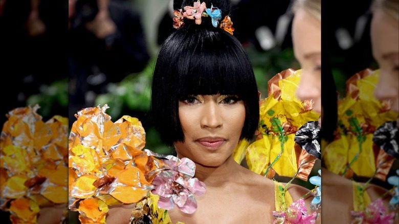 Nicki Minaj portant des fleurs au Met Gala