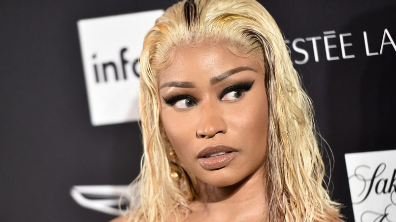 Nicki Minaj avec un look cheveux mouillés