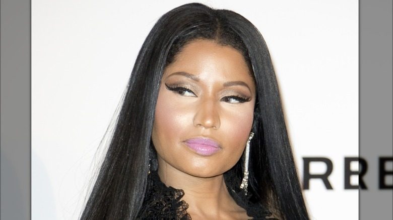 Nicki Minaj avec du rouge à lèvres rose
