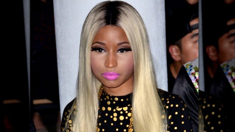 Nicki Minaj avec du rouge à lèvres rose