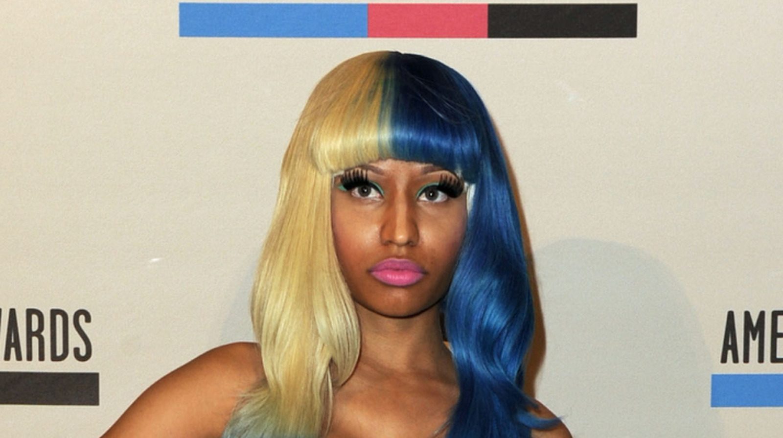 Nous supplions Nicki Minaj d'obtenir un autre MUA après avoir vu ces photos