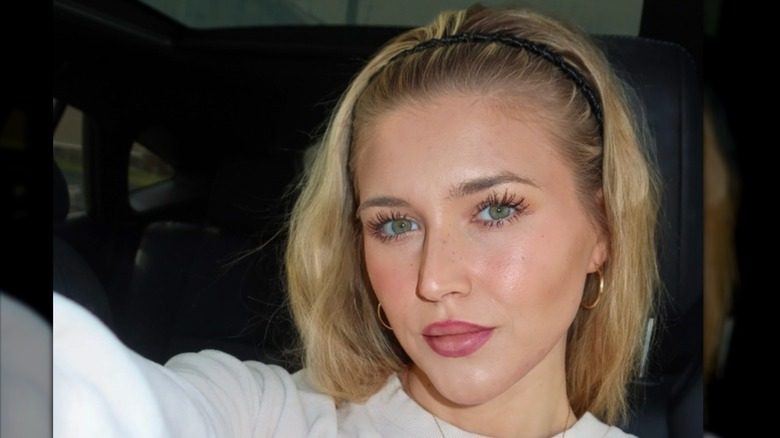 Hannah Jiles prend un selfie sur le siège avant de sa voiture
