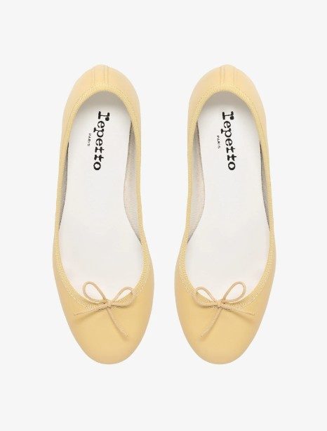 Ballerines Repetto couleur beurre (330 euros).