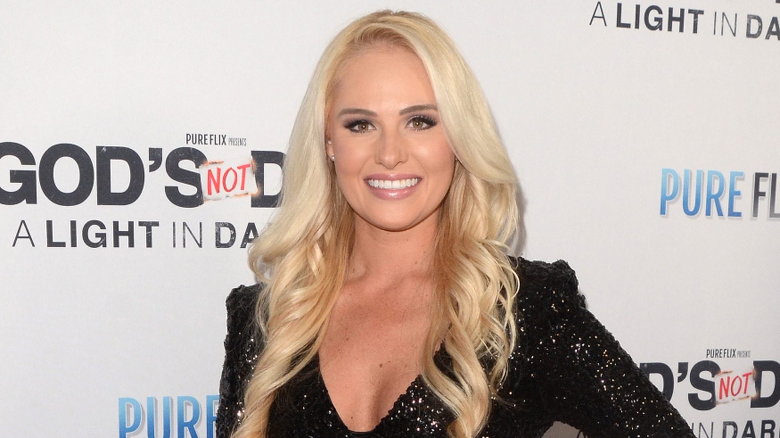 Les photos côte à côte de la transformation du visage de Tomi Lahren sont folles à voir