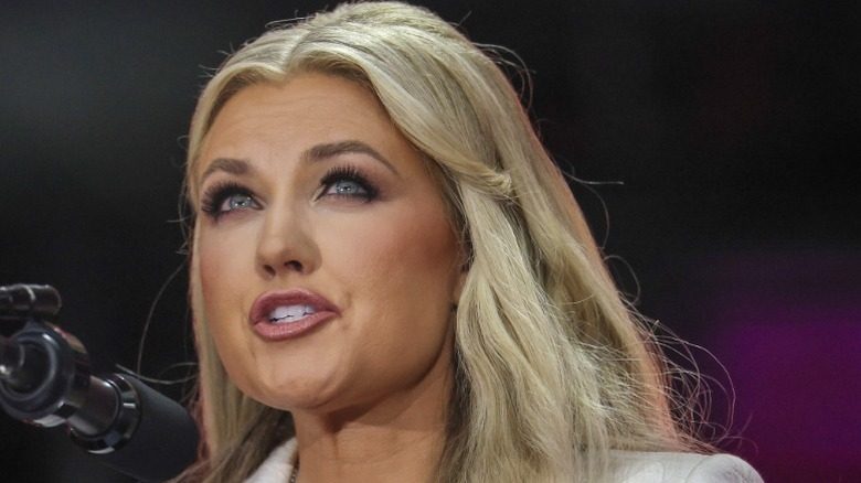 Erika Kirk s'adresse au public lors du service commémoratif de Charlie Kirk