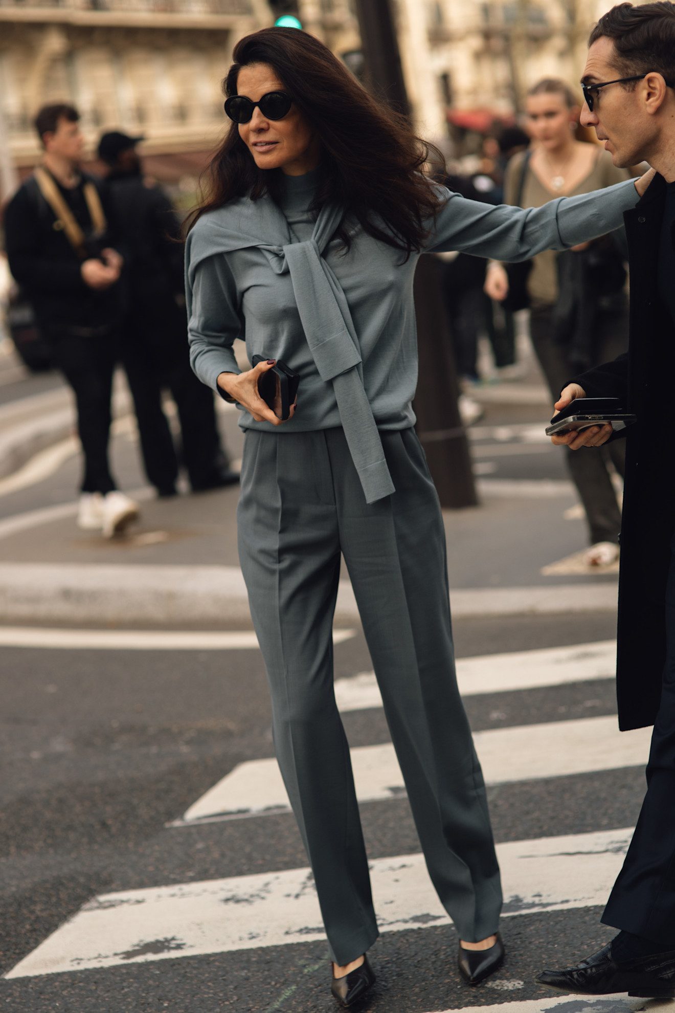 Bárbara Martelo avec un look monochrome composé de pulls tricotés et de pantalons plissés.