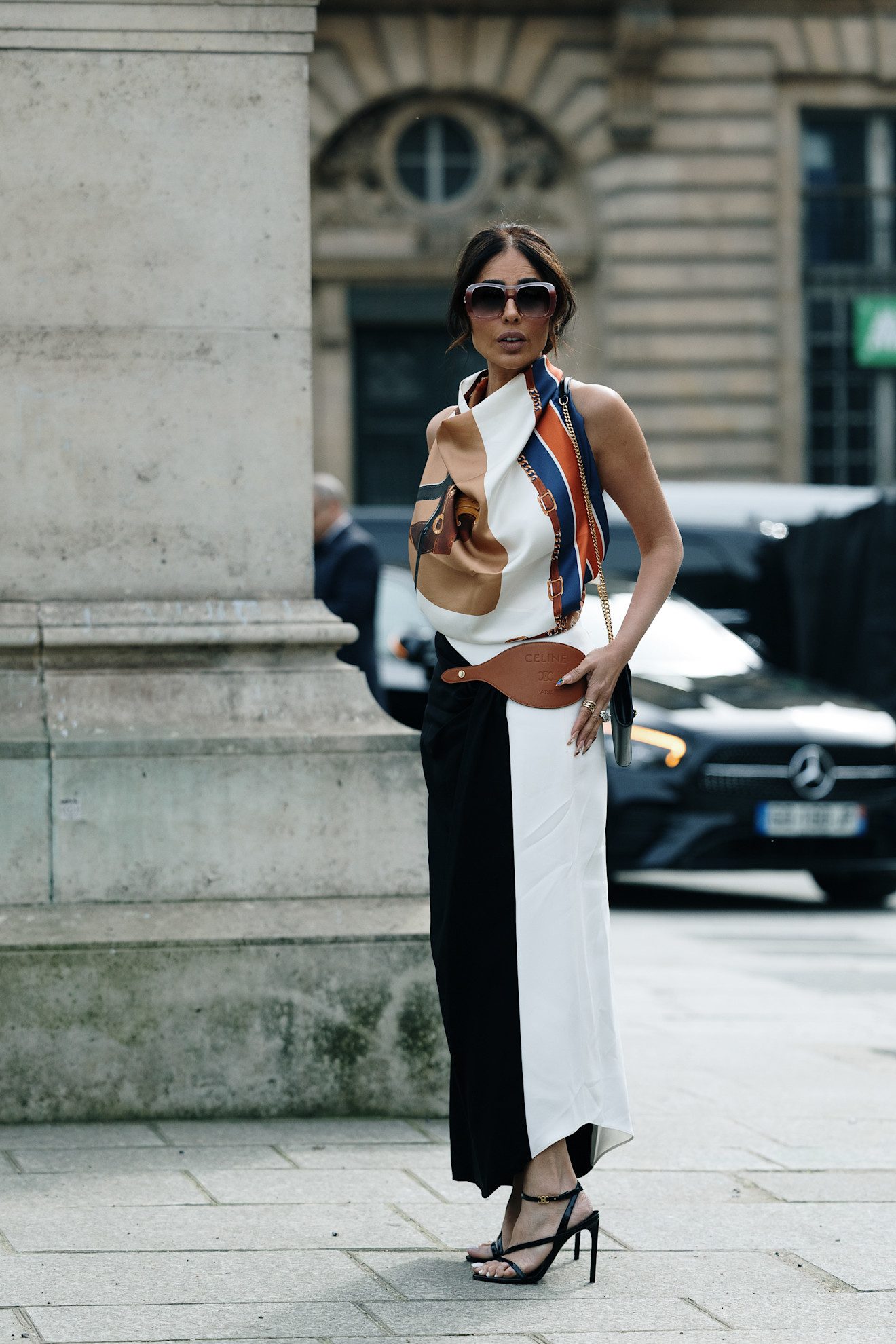 Top avec foulard imprimé avec jupe bicolore blanche et noire.