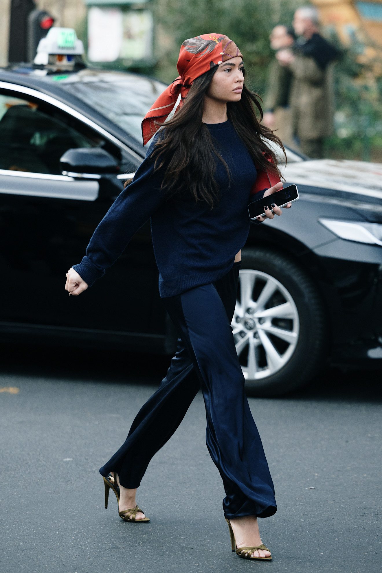 Look bleu marine avec un pull et un pantalon bouffant avec un foulard type pirate.