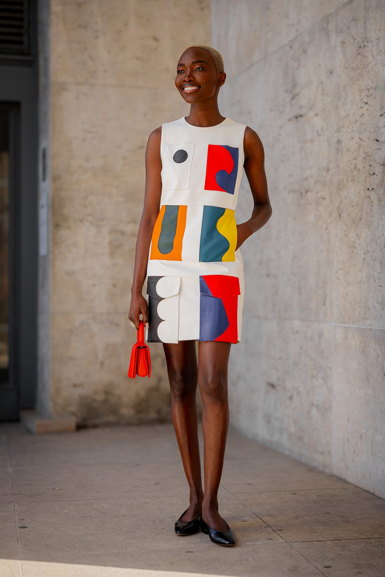 Mini-robe effet cuir hommage à l'artiste Leon Polk Smith par Akris.