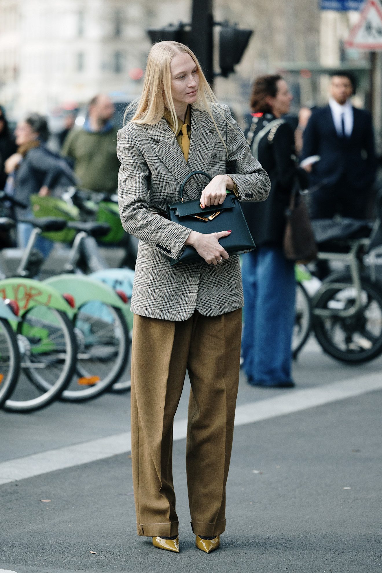 Look blazer et pantalon ajusté avec des escarpins en cuir verni vert olive.