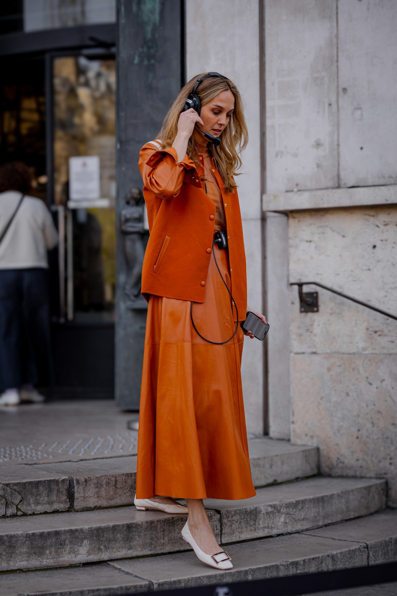 Robe en cuir avec veste assortie et ballerines Roger Vivier.