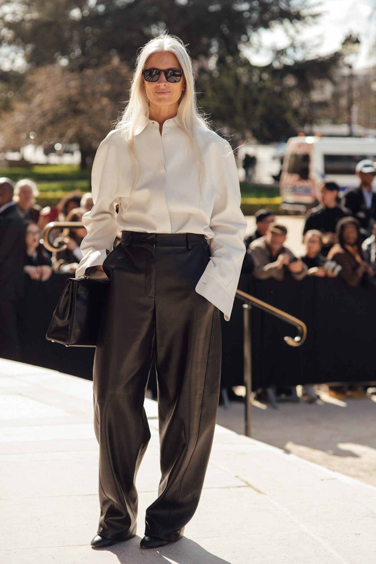 Sarah Harris dans une chemise et un pantalon en cuir avec Kelly d'Hermès.