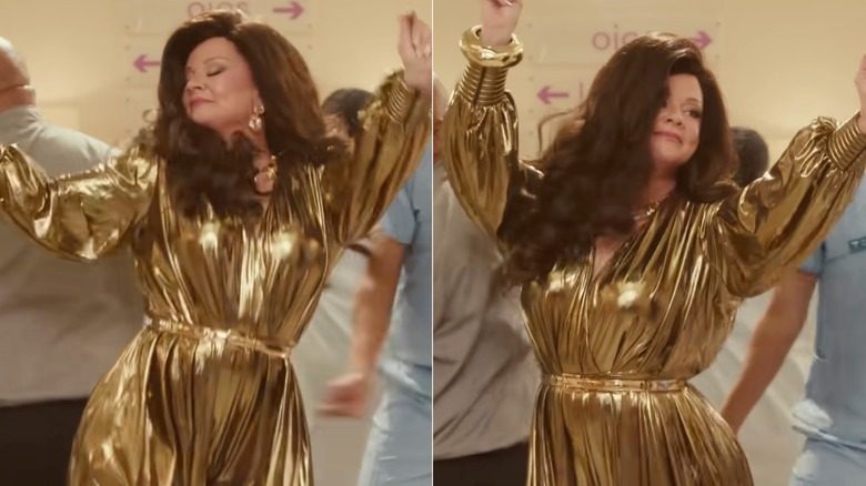 Melissa McCarthy danse dans une publicité pour elf Cosmetics