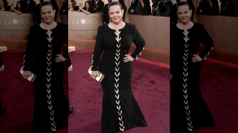 Melissa McCarthy foule le tapis rouge des Golden Globes 2026