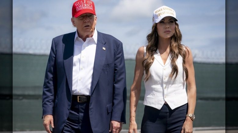 Donald Trump et Kristi Noem, portant une casquette MAGA