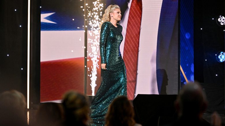 Erika Kirk accepte le premier Charlie Kirk Legacy Award sur scène lors des Fox Nation Patriot Awards 2025 au Tilles Center for the Performing Arts le 6 novembre 2025