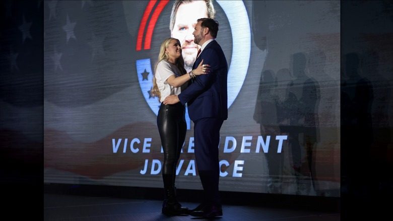 Erika Kirk, veuve du fondateur de Turning Point USA, Charlie Kirk, et le vice-président américain JD Vance s'embrassent sur scène lors d'un événement Turning Point USA au Pavillon d'Ole Miss de l'Université du Mississippi, le 29 octobre 2025.