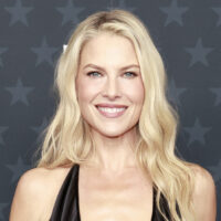 Ali Larter a des jambes depuis des jours mais ils n'ont pas pu sauver cette robe de remise de prix collante