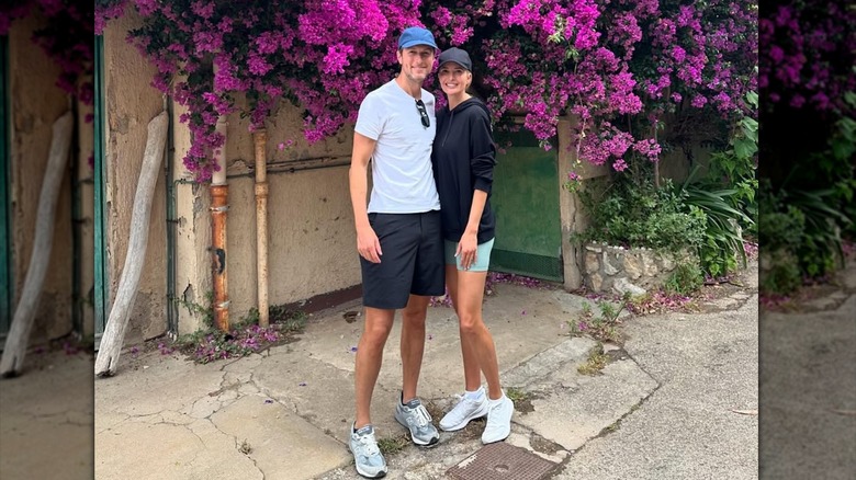 Ivanka Trump posant en short de vélo et sweat à capuche avec Jared Kushner