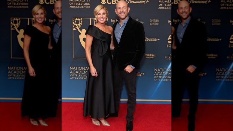 Jenny et Dave Marrs portent des tenues noires