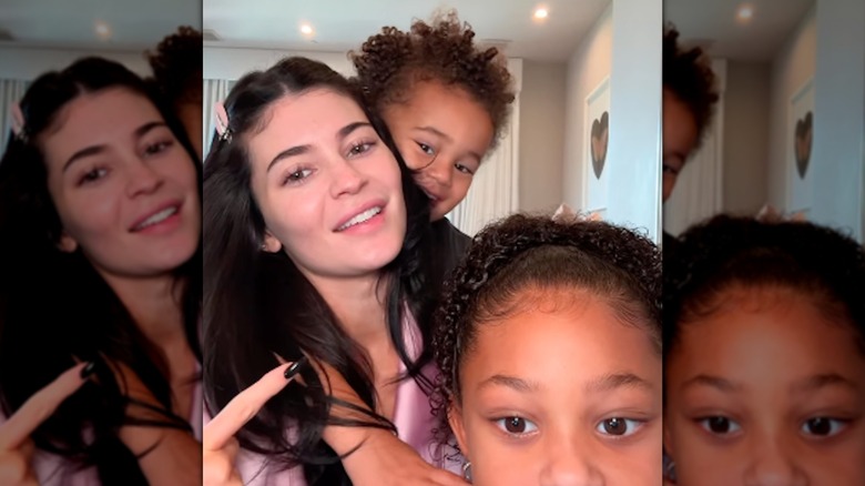 Kylie Jenner légèrement maquillée posant avec ses deux enfants Stormi et Aire Webster