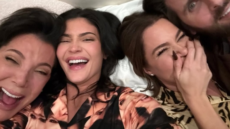 Kylie Jenner avec un maquillage naturel, riant lors d'une soirée pyjama en famille