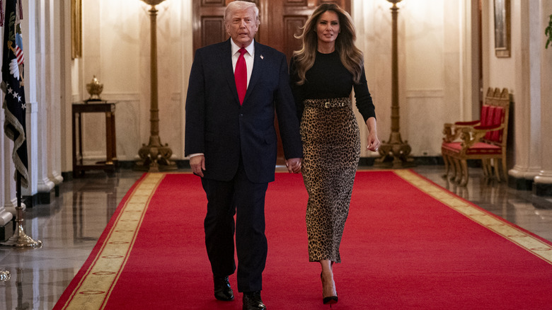 Melania Trump marchant avec Donald Trump sur le tapis rouge