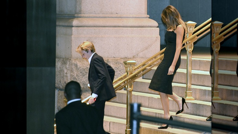 Melania Trump marche dans une robe midi noire moulante