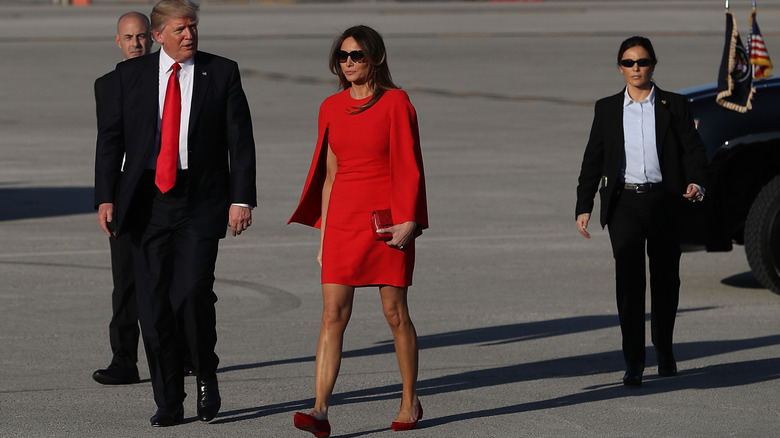 Melania Trump porte une mini-robe rouge en marchant avec Donald Trump