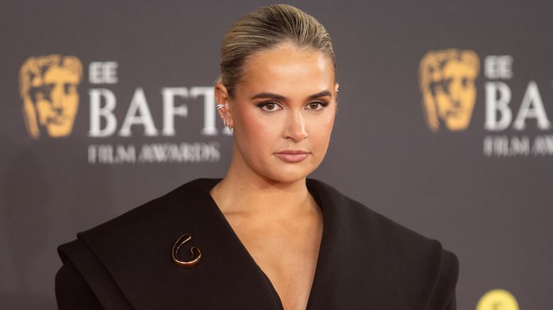 Molly-Mae Hague posant dans une veste noire