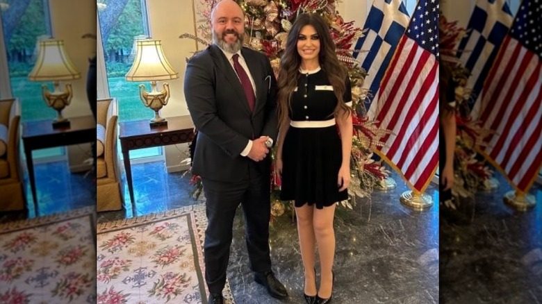 Le secrétaire adjoint de l'OTAN, David Baker, pose avec Kimberly Guilfoyle