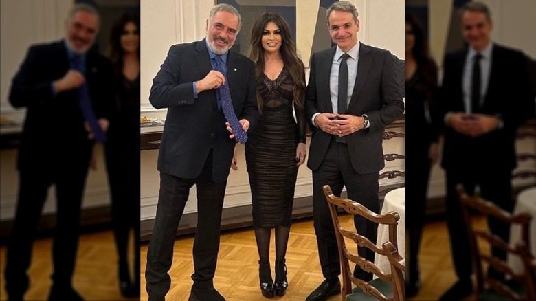 La Première ministre grecque Kimberly Guilfoyle et Nikos Tsakos posent pour une photo