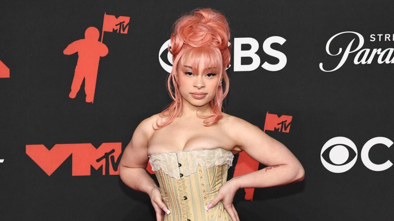 Ice Spice posant dans un corset