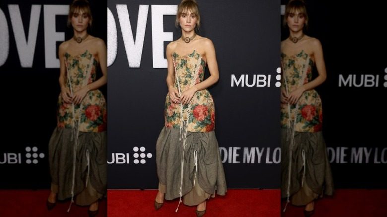 Suki Waterhouse arrive à la première de Die My Love