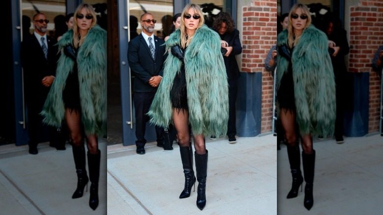 Suki Waterhouse assiste à un défilé de mode Michael Kors