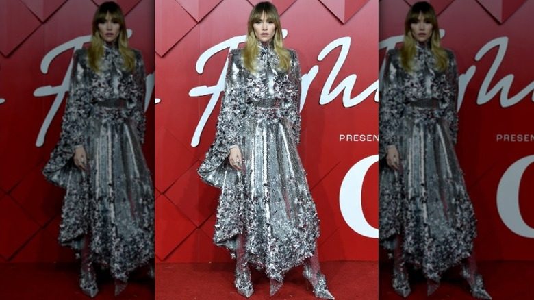 Suki Waterhouse arrive aux British Fashion Awards
